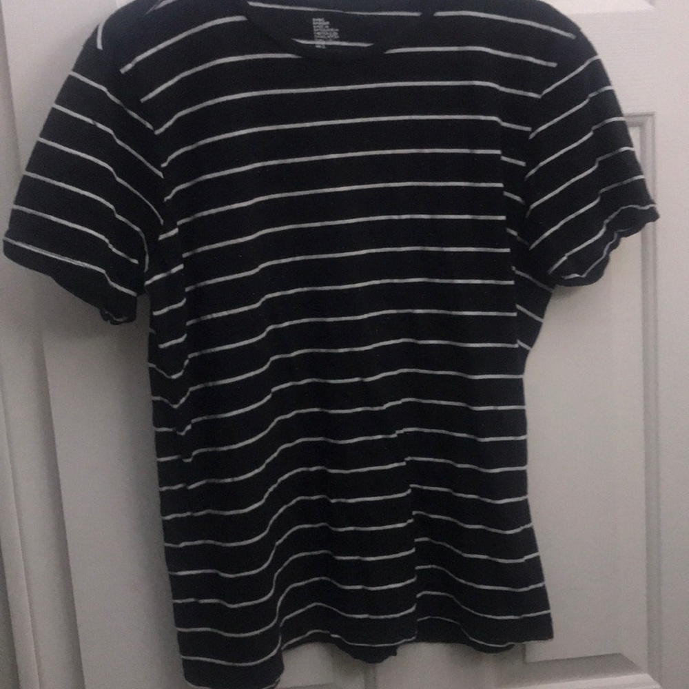 BLACK AND WHITE STRIPPED TEE SIZE LARGE